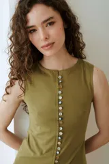 Top sin mangas color verde militar, ajustado al cuerpo, con cuello redondo y cierre frontal completo de múltiples botones vintage variados.