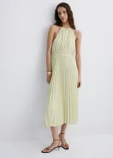 Vestido midi plisado color amarillo claro, con cuello halter y detalle fruncido, diseño sin mangas y cintura entallada.
