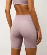 Short ciclista Get Over de microfibra color verde oscuro, de tiro alto y diseño ajustado con bolsillos laterales funcionales.