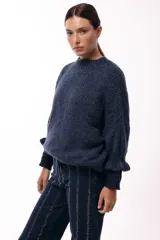 Sweater de tejido de punto con silueta relajada, cuello redondo y mangas tres cuartos con volumen abuchado.