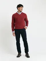 Sweater de punto color ladrillo con cuello en V y mangas largas.