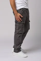 Pantalón cargo gris de gabardina con bolsillos laterales con fuelle y solapa, corte recto y tiro medio.