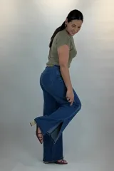 Jeans wide leg tiro medio de color azul, con costuras frontales marcadas a lo largo de las piernas y pequeños tajos en los dobladillos laterales.