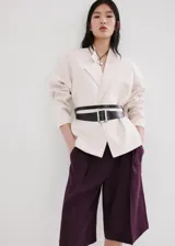 Bermudas de lino color bordó con diseño recto, tiro bajo, pinzas y bolsillos laterales.