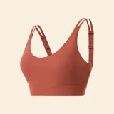 Sujetador deportivo de sujeción fuerte color marrón, con diseño de espalda cruzada y tirantes ajustables.