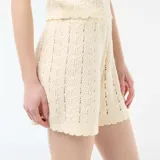 Short ancho de croché en color beige, de tiro medio y diseño texturizado con terminaciones onduladas en el ruedo.