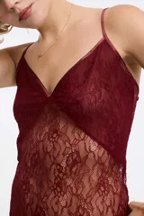 Camisón de encaje color bordó con tirantes finos regulables, escote en V y espalda baja. El pecho está forrado con semi transparencia.