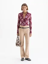 Pantalón sastrero color beige con raya marcada al centro y pierna recta. Incluye un cinto desmontable de cuero vacuno con herrajes metálicos níquel. Tiene bolsillos delanteros biselados y bolsillo ojal en la espalda.