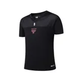 Remera de manga corta de hombre de los Chicago Bulls, de color negro, con cuello en V, panel superior de malla transpirable y escudo del equipo estampado en el pecho.