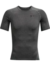 Remera deportiva de compresión Under Armour HeatGear Armour, color gris melange, de manga corta y ajuste ceñido al cuerpo. Cuenta con cuello redondo y el logotipo de la marca impreso en el pecho.