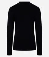 Suéter ajustado de punto color crema, con cuello redondo y mangas largas con botones metálicos en los puños. Confeccionado con viscosa sostenible.