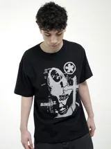 Remera negra de corte regular con estampa frontal en color blanco que incluye gráficos de estilo collage, texto y la inscripción 'BIMBOZ' y 'BOND GIRL 007'.