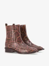 Bota baja de cuero con grabado snake en tonos marrones y negros, punta cuadrada, elásticos laterales y taco bajo de madera.