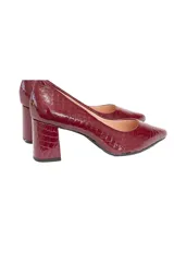 Zapato de salón tipo stiletto con tacón de bloque, confeccionado en cuero charol con textura grabada efecto cocodrilo en color bordó.