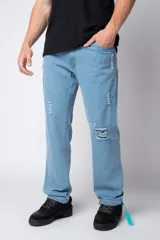 Jean de corte recto y calce relajado, confeccionado en denim de tono azul claro con detalles de roturas y desgaste.