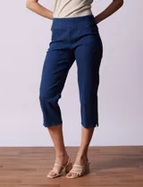 Pantalón capri blanco de algodón denim con pretina ancha elastizada, bolsillos delanteros simulados y bolsillos traseros aplicados.