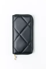 Billetera grande de color negro con diseño acolchado de rombos, cierre perimetral y tirador metálico dorado.