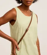 Blusa sin mangas de sarga color verde claro, con escote redondo y diseño liso.