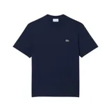 Remera de cuello redondo Lacoste, confeccionada en algodón, con manga corta y el icónico logo del cocodrilo bordado en el pecho.