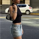 Minifalda de jean celeste con bolsillos delanteros y traseros.