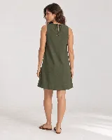 Vestido corto sin mangas de silueta evasé y calce relajado, color negro, con escote redondo, terminación ancha en el ruedo y abertura en la espalda con lazo.