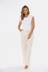Pantalón cargo de lino color beige, de corte ancho y silueta relajada, con bolsillos laterales tipo cargo y cintura con trabillas.