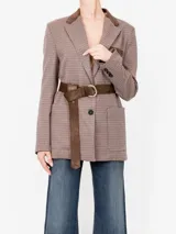 Blazer marrón a cuadros con cuello de gamuza marrón, manga larga, bolsillos delanteros y cinturón de gamuza marrón.