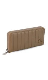 Billetera de dama en símil cuero color negro, de diseño acolchado con costuras verticales que forman relieves y cierre perimetral. Incluye monograma en la esquina inferior y viene con caja de presentación estampada.