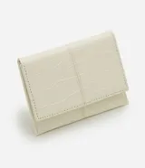 Billetera tipo sobre pequeña de color beige con textura croco en relieve y cierre con solapa y botón a presión.