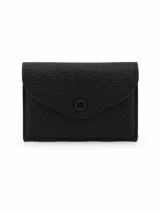 Monedero de cuero sintético con textura granulada, diseño rectangular con solapa en punta y cierre mediante botón a presión central.