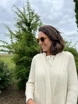 Cardigan tejido a mano color crudo, con solapa en el escote y punto delicado.