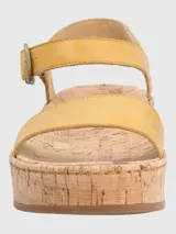 Sandalias Hush Puppies modelo Zug de cuero color amarillo, con plataforma de corcho, tira frontal ancha y tira al tobillo con cierre de hebilla metálica.
