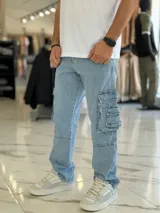 Pantalón cargo de jean estilo oversize, color celeste, con bolsillos laterales con solapa y corte recto.