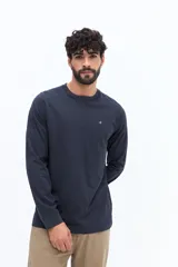 Remera de manga larga con escote redondo, corte regular y logo bordado en el pecho.