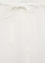 Pantalón de corte recto y tiro medio, confeccionado en una mezcla de ramio y algodón con textura arrugada. Presenta cintura elástica con lazo ajustable y diseño largo.