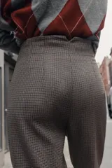 Pantalón tobillero de tiro alto con diseño de cuadros, costuras marcadas en el delantero y espalda, bolsillos laterales de vivo y cierre frontal con cremallera, botón interior y gancho metálico.