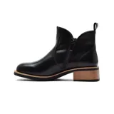 Bota corta de cuero color beige con cierre lateral y taco cuadrado de madera.