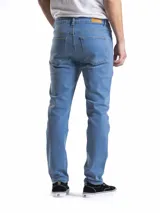 Jean de corte regular fit con diseño de cinco bolsillos, cierre frontal con botón y cremallera, en color negro con efecto lavado.