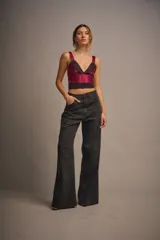 Top de satén color bordó con breteles finos y detalles de encaje negro en escote y ruedo.