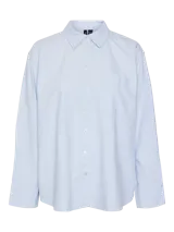 Camisa Oxford de corte oversize en color celeste, con cuello clásico, cierre frontal con botones y un bolsillo de parche en el pecho. Presenta mangas largas con puños abotonados.