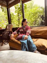 Cardigan tejido artesanalmente en lana color crudo, con diseño de copo de nieve en la espalda y bordados a mano.