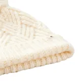 Gorro de lana tejido color beige con diseño de punto trenzado y pompón en la parte superior.