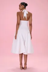Vestido midi blanco Patbo de tricolina con cuello halter, escote pronunciado en V y detalle de aplicación floral en relieve en el pecho. Presenta falda amplia con vuelo.