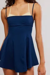 Vestido deportivo corto de color negro, con diseño fluido, tirantes finos y escote recto, ideal para tenis o actividades al aire libre.