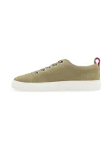 Zapatillas urbanas de silueta clásica confeccionadas en cuero descarne color verde oliva. Presentan cordones tipo cinta al tono, suela de goma blanca y detalle de tirador en el talón con interior en contraste.