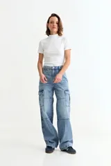 Remera de manga corta con cuello media polera, confeccionada en tejido acanalado al cuerpo.