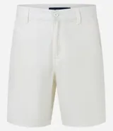 Bermuda masculina de sarga en color blanco, con cierre frontal de botón y cremallera, trabillas para cinturón y bolsillos laterales.