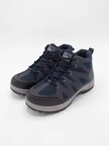 Bota de trekking Forum color azul marino, con paneles de malla transpirable, refuerzos sintéticos en puntera y laterales, y suela de goma gris con relieve antideslizante.