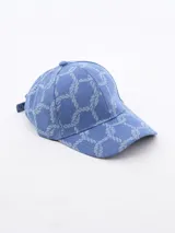 Gorra de béisbol celeste con estampado de cuerdas blancas.
