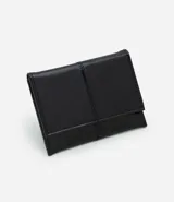 Billetera tipo sobre de tamaño pequeño, confeccionada en poliuretano con acabado barnizado brillante. Presenta un diseño minimalista con costuras verticales decorativas y cierre mediante botón a presión.